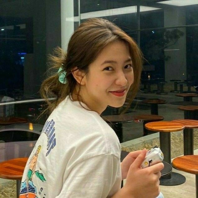 anyway i just realized she's effortlessly pretty
