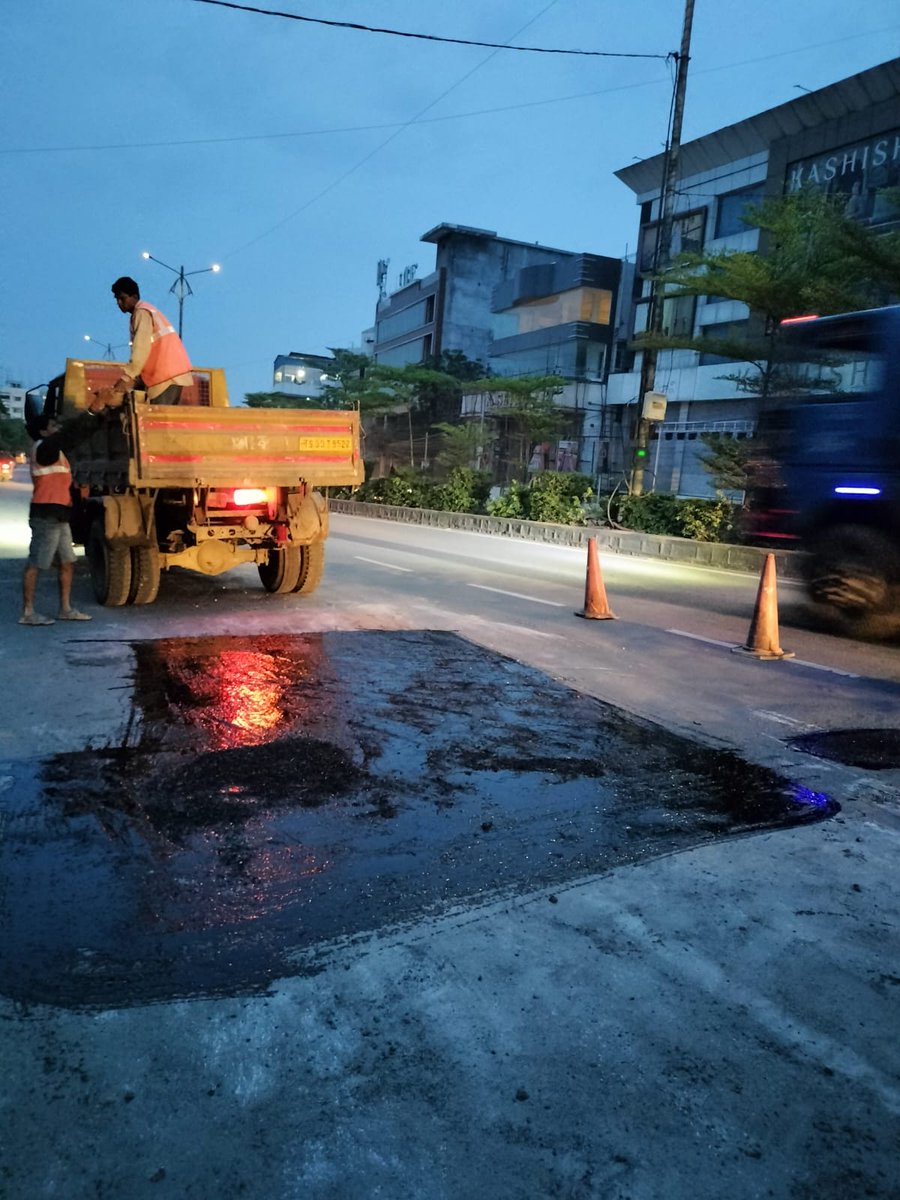 udaykumar_usd's tweet photo. @Riyazuddin555 @GHMCOnline @CRMP_KNR_KZ1 @ZC_Khairatabad @arvindkumar_ias Sir,
Uneven surface rectified at opp. To kashish. https://t.co/Np7l6zXdMR