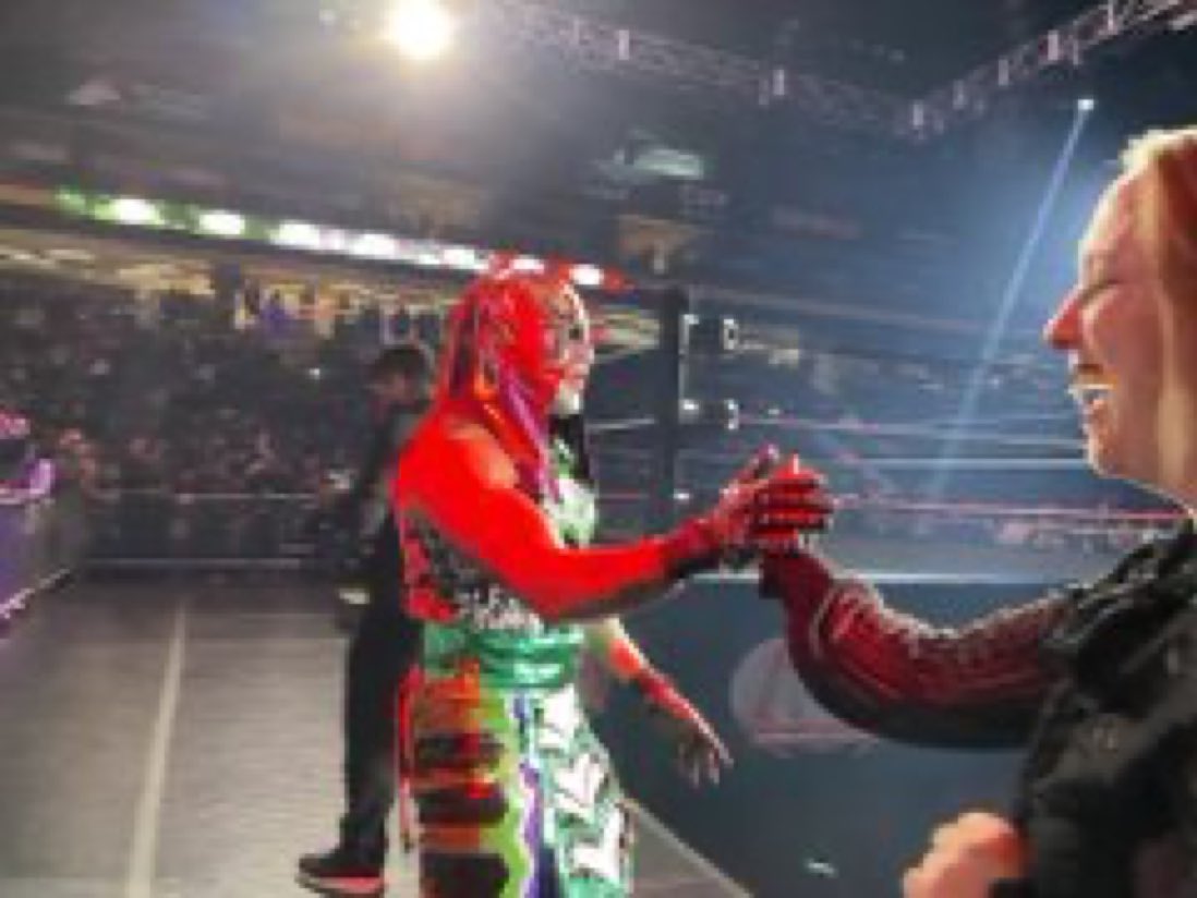 Throwback to that moment when I high fived Penta when AAA came to Phoenix and then had a glow of euphoria for the rest of the freakin night. Let's go Penta! (Sorry QT!) #TriplemaniaXXXI #AAA https://t.co/d676rhAGbM