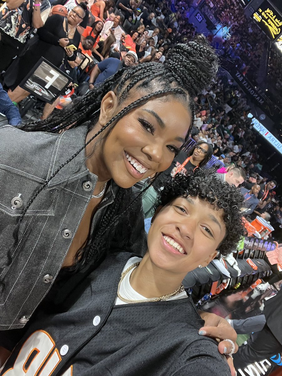 auntienae95's tweet photo. Star studded 🤩 
@Kehlani @itsgabrielleu @DwyaneWade https://t.co/GOvYY89cfG