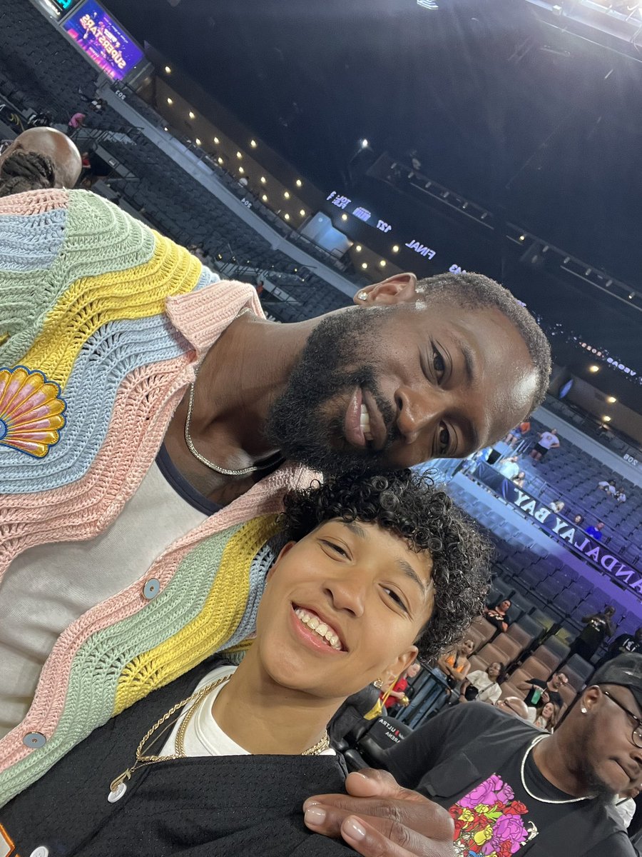 auntienae95's tweet photo. Star studded 🤩 
@Kehlani @itsgabrielleu @DwyaneWade https://t.co/GOvYY89cfG