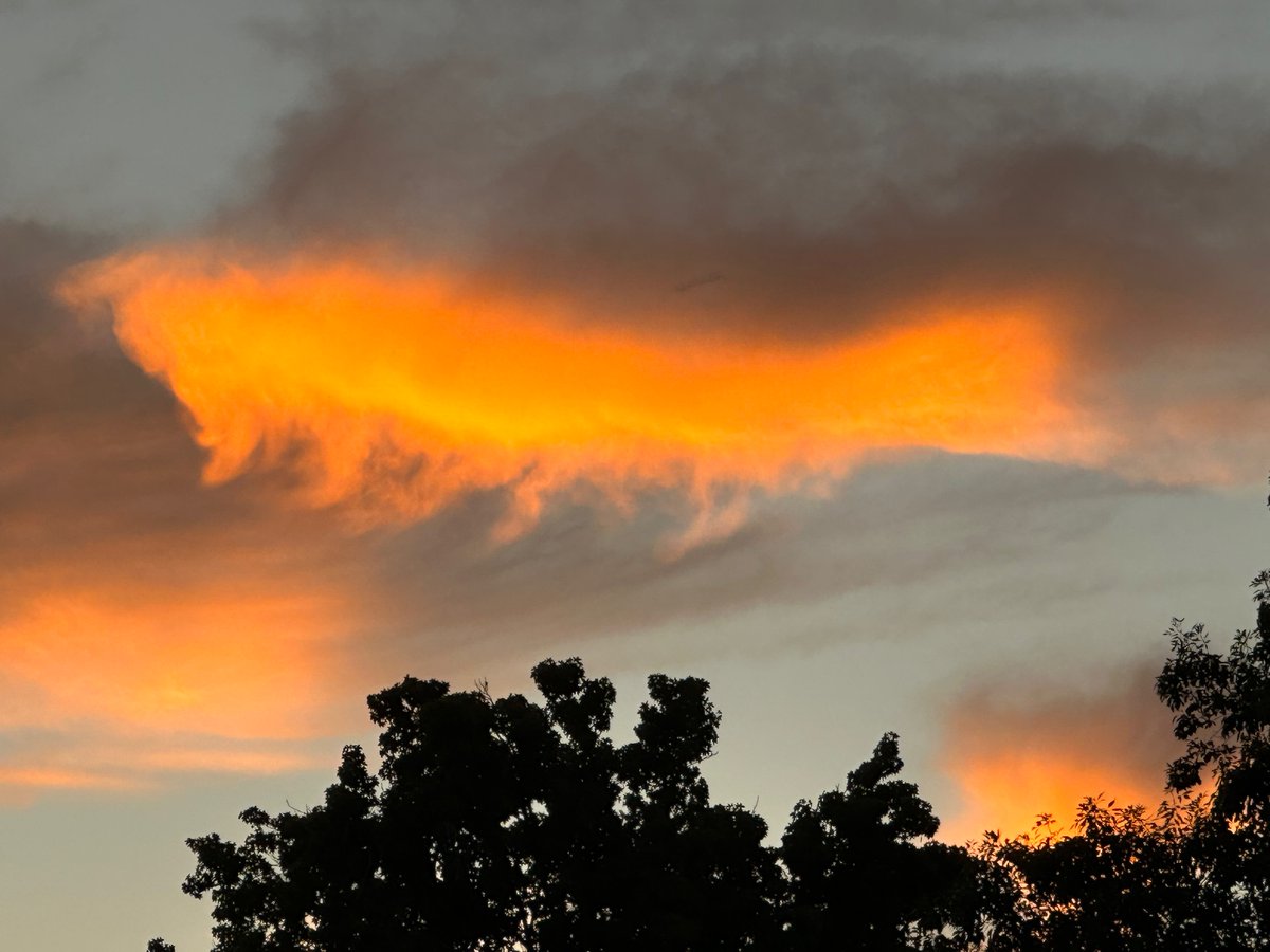 ctaMike's tweet photo. Bay Area heat waves can spark some of the best summer sunsets. This was the fiery view this Saturday night from my San Jose neighborhood. @RobMayeda @JeffRanieri @PaulKPIX @JohnShrable @KariHallWeather @NativeSantaCruz @LyanneMelendez @TunedToTheresa @CTAElizabeth https://t.co/Rf0AT9B6kM