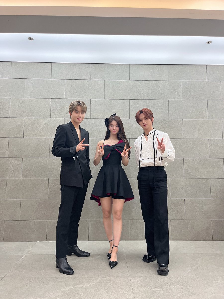 StationStay_Mx's tweet photo. 🤍| Fotos / Selcas de los MCs de Music Core, con sus trajes del reciente show 💙
#NCT #NCT_127 #정우
@NCTsmtown @NCTsmtown_127
#StrayKids #리노 @Stray_Kids
#NMIXX #설윤 @NMIXX_official https://t.co/66ReH3K52C