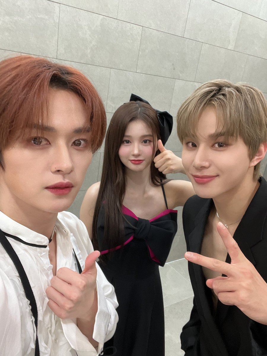 StationStay_Mx's tweet photo. 🤍| Fotos / Selcas de los MCs de Music Core, con sus trajes del reciente show 💙
#NCT #NCT_127 #정우
@NCTsmtown @NCTsmtown_127
#StrayKids #리노 @Stray_Kids
#NMIXX #설윤 @NMIXX_official https://t.co/66ReH3K52C
