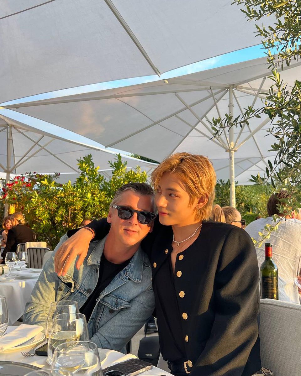 WORLDMUSICAWARD's tweet photo. #BTS's #Taehyung looking hawt in new pic with #PeterUtz, #Celine's Head Director of Couture and Events!📸✨🌟🔥👑💜 https://t.co/YAwJ3mJ7Dk