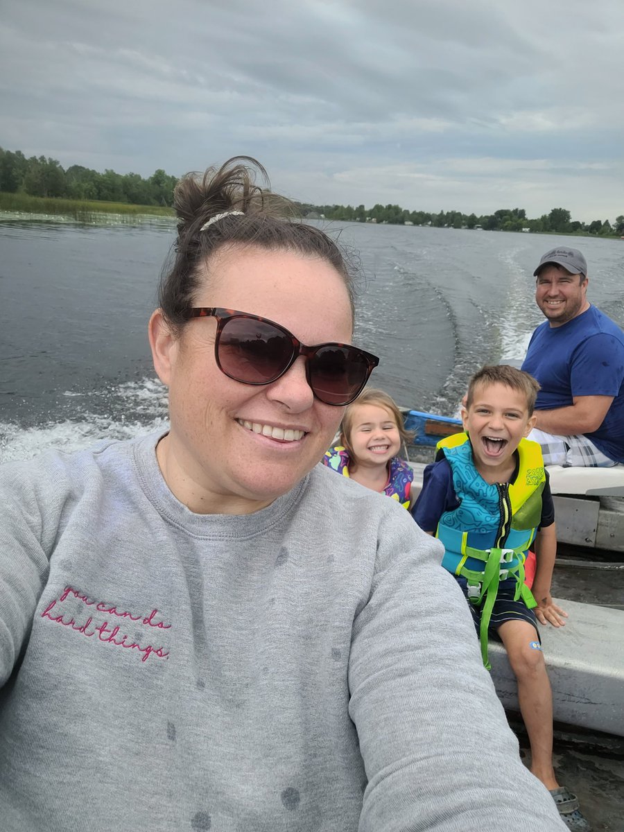 Guglick's tweet photo. Family boat ride  #cancersucks #finallyfeelalittlebetter #chemowasrough #coloncancer https://t.co/plneeHvPCp
