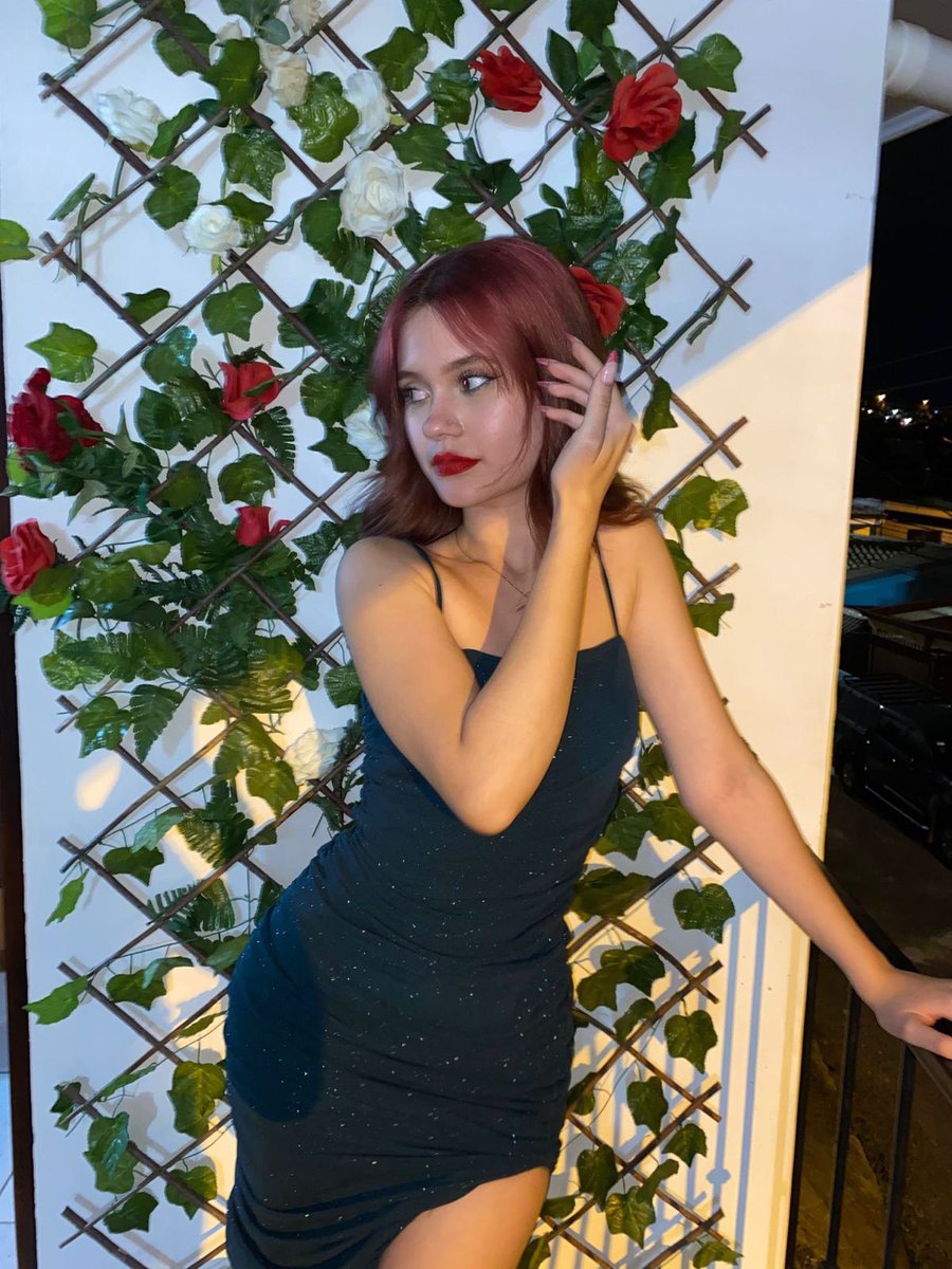 Allibadilla's tweet photo. la chica de labios rojos https://t.co/bH0gULENCR