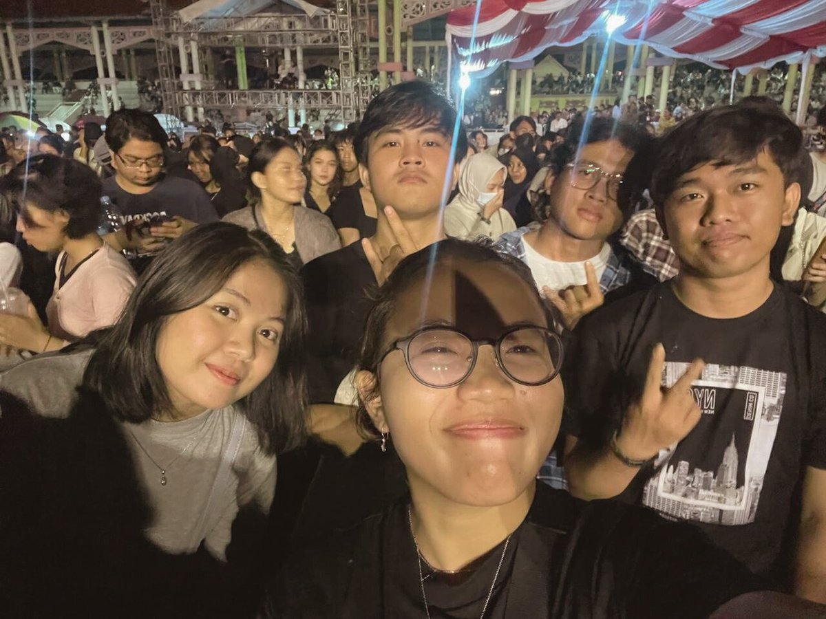 yesterday was a fun night with friends and damn that was a really good concert from <a href="/sayHIVI/">HIVI!</a> ✨🔥