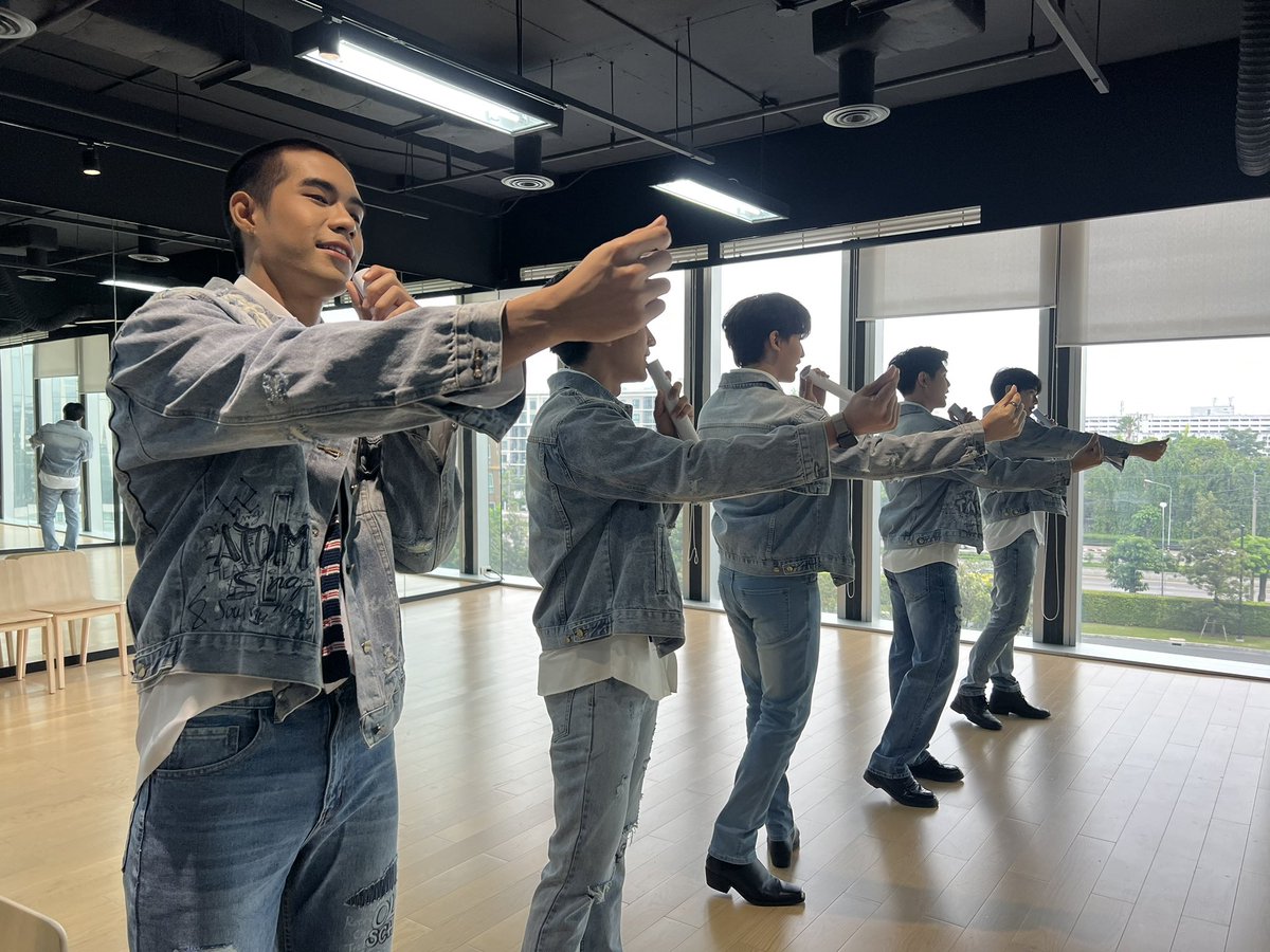 thaich8's tweet image. เตรียมค่ะ!!!! เด๋วเจอกันนะคะ #snapproject #snapofficialth #OhmThitiwat #โอห์มฐิติวัฒน์ #โอห์มไง #ภูมิภูริพันธ์ #ตะวันณวินวิชญ์ #ไกด์กันตพล #อะตอมณฐาภพ  #แพรวทอล์ค #แพรวtalkthefightclub #round4 เจอกัน 13.00 #centralworld #centralcourtzone #praewtalk2023