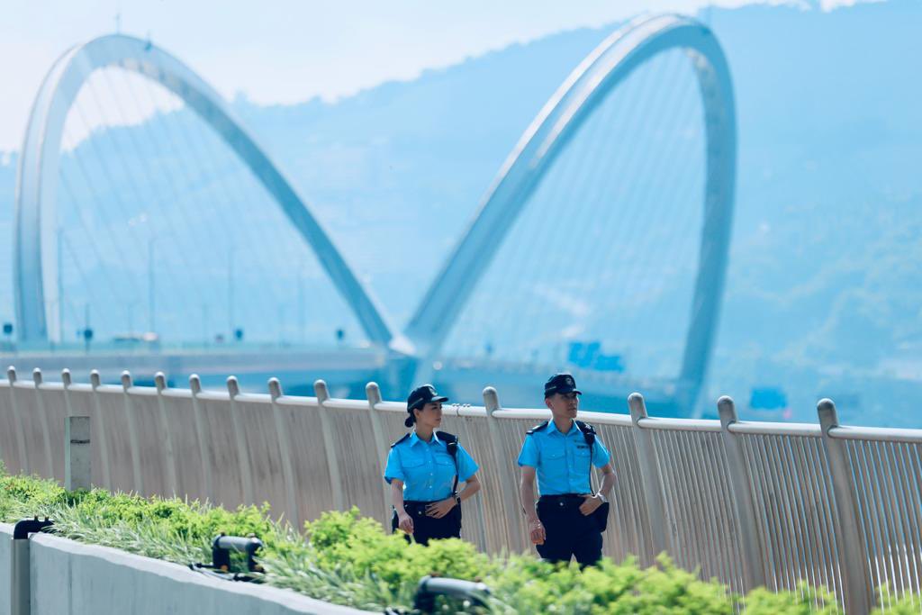 hkpoliceforce's tweet image. #HKPFootprint🚓|Aka the ‘Butterfly Bridge’,📍#TseungKwanO Cross Bay Bridge—arching its steel arms over the sea like a🦋fluttering its wings in an ♾️-looking pattern towards the horizon—has been serving🇭🇰as a vibrant conduit,w/👮🏻‍♂️👮🏻‍♀️guarding all of you,all the way,all the time🌁🌉