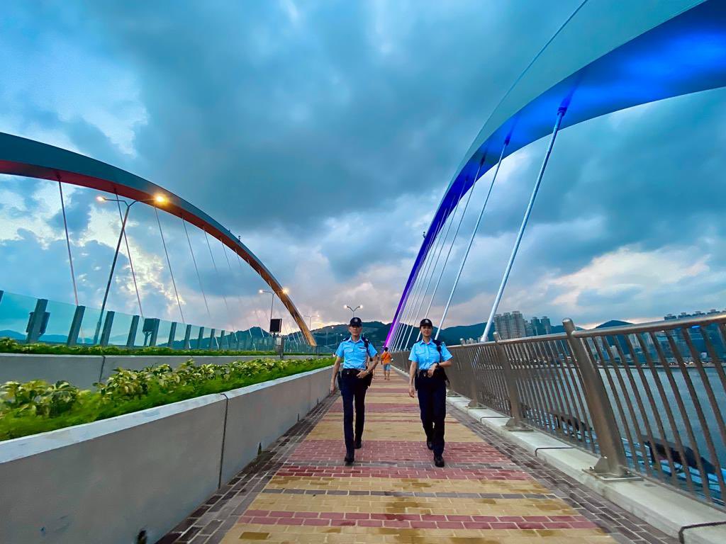 hkpoliceforce's tweet image. #HKPFootprint🚓|Aka the ‘Butterfly Bridge’,📍#TseungKwanO Cross Bay Bridge—arching its steel arms over the sea like a🦋fluttering its wings in an ♾️-looking pattern towards the horizon—has been serving🇭🇰as a vibrant conduit,w/👮🏻‍♂️👮🏻‍♀️guarding all of you,all the way,all the time🌁🌉