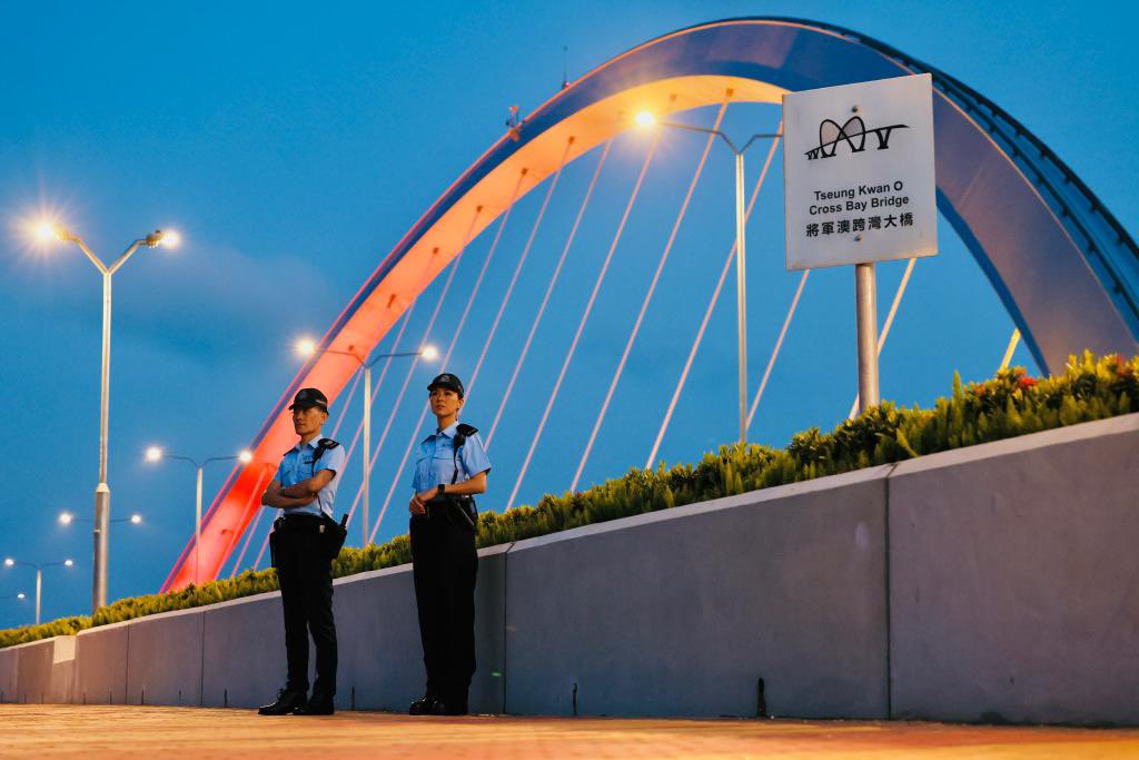 hkpoliceforce's tweet image. #HKPFootprint🚓|Aka the ‘Butterfly Bridge’,📍#TseungKwanO Cross Bay Bridge—arching its steel arms over the sea like a🦋fluttering its wings in an ♾️-looking pattern towards the horizon—has been serving🇭🇰as a vibrant conduit,w/👮🏻‍♂️👮🏻‍♀️guarding all of you,all the way,all the time🌁🌉