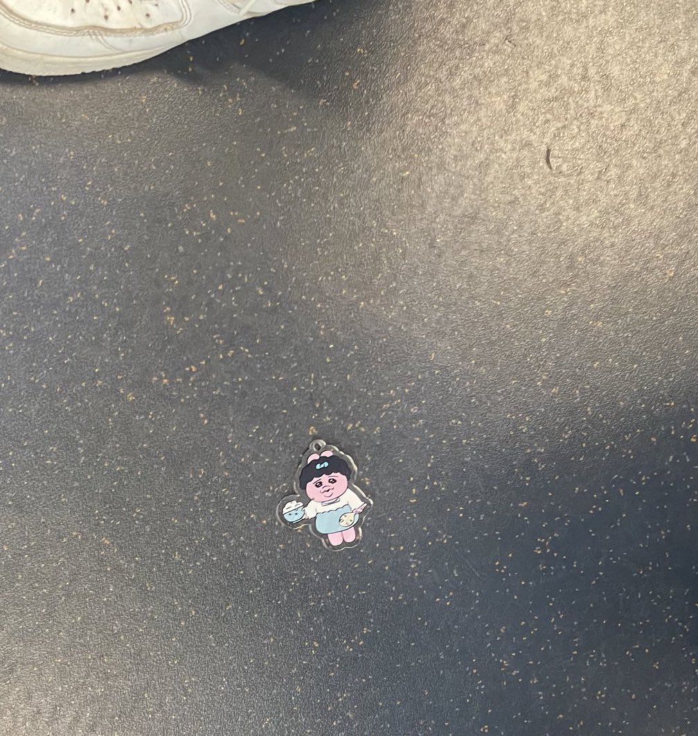 ktn9_t's tweet photo. (24)迷子おぱんちゅうさぎ

🔻発見状態🔻 
鉄道の中で、ご飯をよそっている状態。

🔻種類🔻
キーホルダー(おぱんちゅ食堂産)

囲まれてるみたいで、可哀想でちゅ😭

引用元↓
eraiyo_ramuchan 

#迷子おぱんちゅうさぎ
#おぱんちゅうさぎ https://t.co/Ch2YDHoz0E