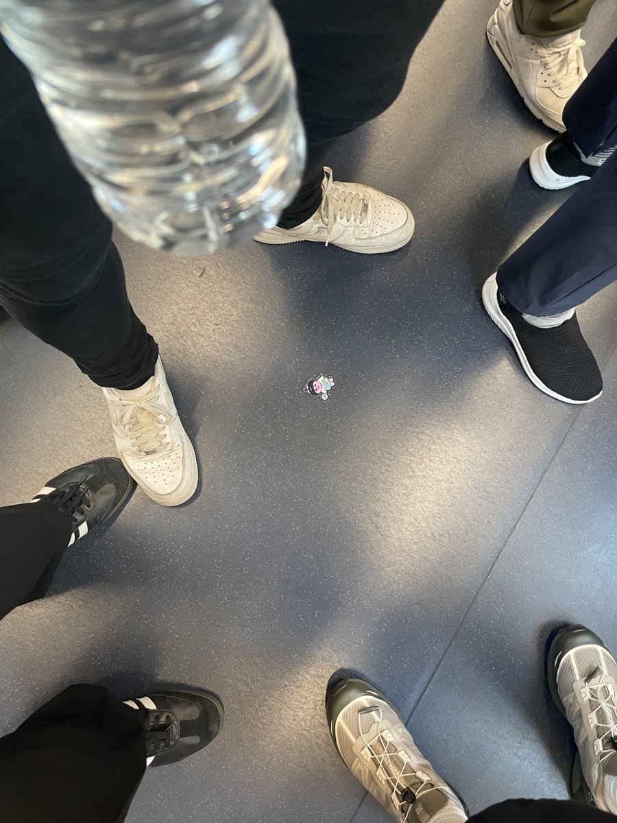ktn9_t's tweet photo. (24)迷子おぱんちゅうさぎ

🔻発見状態🔻 
鉄道の中で、ご飯をよそっている状態。

🔻種類🔻
キーホルダー(おぱんちゅ食堂産)

囲まれてるみたいで、可哀想でちゅ😭

引用元↓
eraiyo_ramuchan 

#迷子おぱんちゅうさぎ
#おぱんちゅうさぎ https://t.co/Ch2YDHoz0E