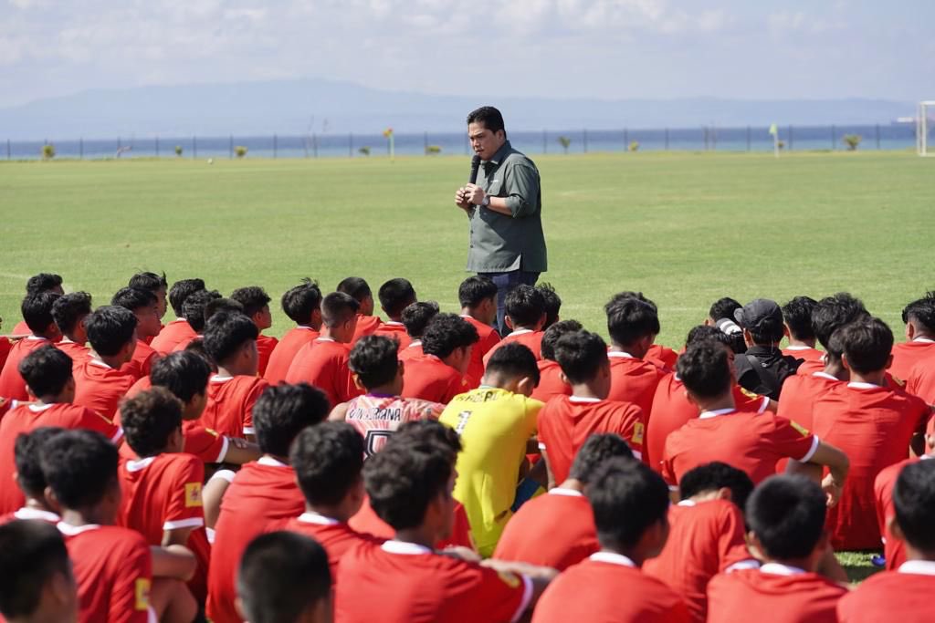 erickthohir's tweet photo. Menyaksikan seleksi Timnas U-17 di Training Center Bali United yang diikuti lebih dari 900 peserta. Semangat garuda-garuda muda! 🇮🇩 https://t.co/cm1ipW1PKR