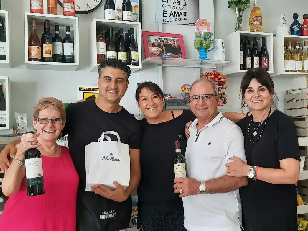 MullinsShop's tweet photo. One of the highlights of our trip to Tuscany was our visit to Dorking's twinned town, Sinalunga, and being introduced to the owners of Bar L'angolo.
We are proud to Twin our businesses as part of our twinning towns 😀
#sinalunga
#dorking #tuscany #italy #surrey #bar #coffee https://t.co/fyt6uWGHnr
