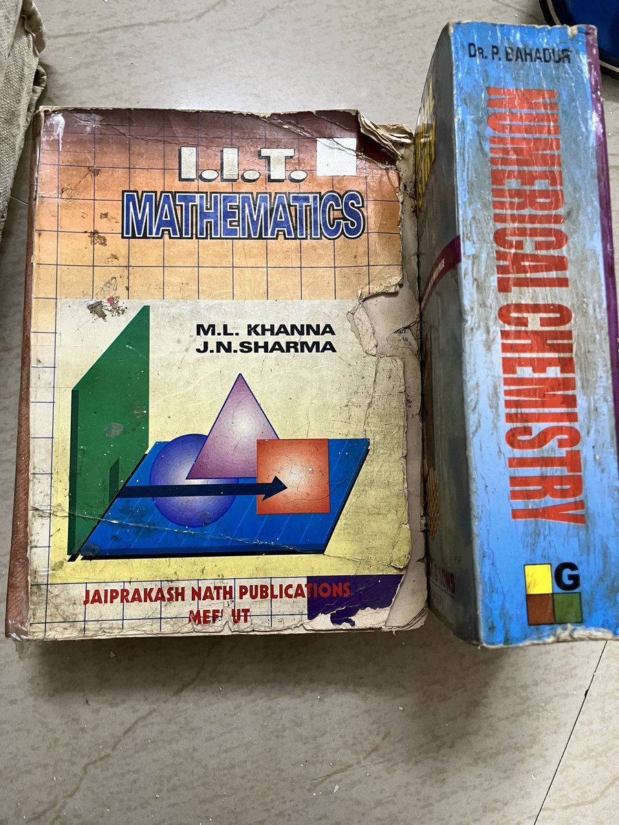 tusharnankanii's tweet photo. Giving away these books, please let me know if any needs. 

On the left are a few on Banking and Finance. On the right, two books left from my time during JEE prep. 

Need some Twitter ✨magic✨ for it to reach the appropriate audience https://t.co/xCFT38Y5ko