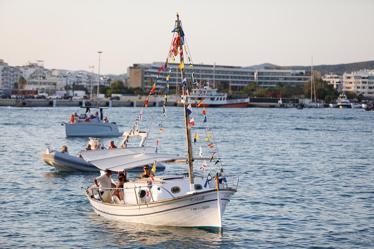 Avui celebram el dia de la Mare de Déu del Carme, patrona de la mar. Si vols veure una cosa realment única, no et perdis la processó marinera i l’ofrena floral en honor dels morts a la mar.  @ajeivissa