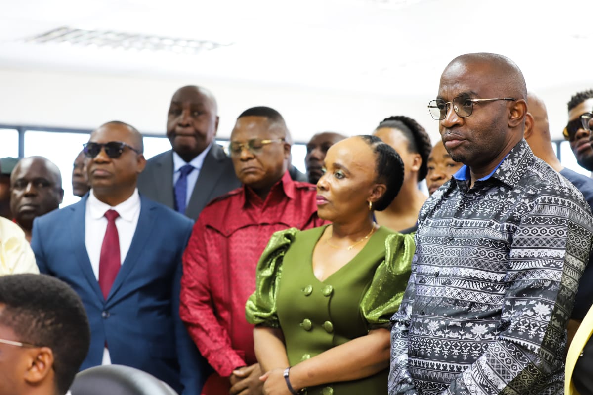 #Rdc- Afrique du Sud : Kinshasa et Pretoria envisagent de moderniser le port sec de kasumbalesa dans le haut Katanga. C'est ds ce cadre que les ministres des transports de deux pays ont visité samedi ce port frontalier et levé des options réciproquement avantageuses