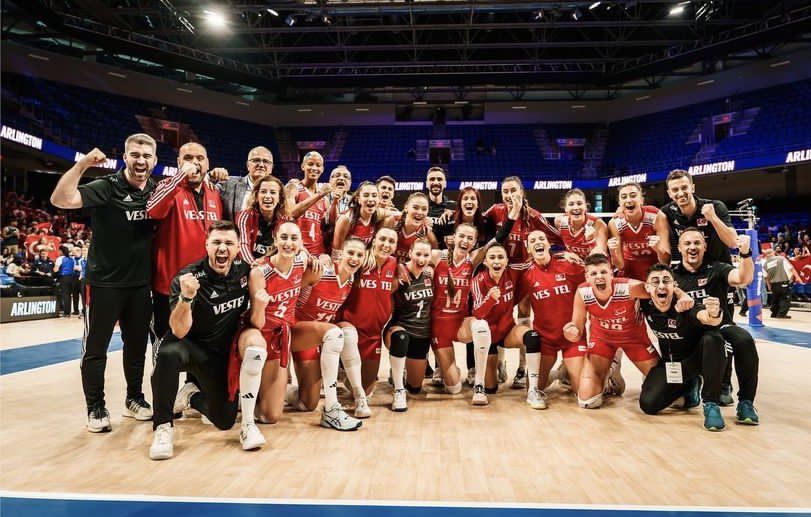Voleybol Milletler Ligi’nde ABD’yi yenerek finale çıkan Voleybol Milli takımızı kutluyorum. Gururumuzsunuz #FileninSultanları 👏🏻👏🏻  
Şimdi sıra finalde 🏆🏐