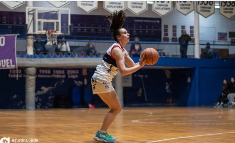 #LFBxAleras  𝐃𝐞 𝐥𝐚 𝐦𝐚𝐧𝐨 𝐝𝐞 𝐩𝐚𝐥𝐨𝐦𝐚

Defensor Sporting venció a 25 de Agosto 73-55, en un juego que tuvo un primer tiempo parejo y que se abrió con un 21-8 en el tercer cuarto para las fusionadas. 

📝 Por <a href="/martintobler32/">Martin Tobler</a>
📷 @agussoje21
📲 alerasuy.com/de-la-mano-de-…