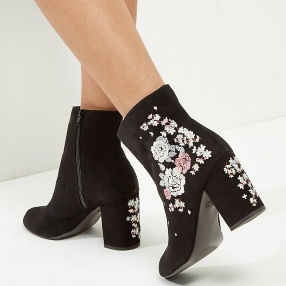 Young41L's tweet photo. So good I had to share! Check out all the items I'm loving on @Poshmarkapp #poshmark #fashion #style #shopmycloset #newlook #moonoralcare #alexandermcqueen: https://t.co/COJMdmwApn https://t.co/RQW3aPiIZc