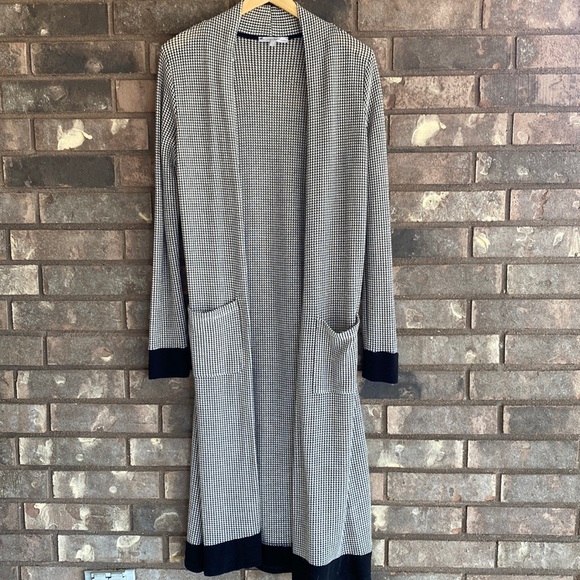 _FrancesMolina's tweet photo. So good I had to share! Check out all the items I'm loving on @Poshmarkapp #poshmark #fashion #style #shopmycloset #loft #yunilosangeles: https://t.co/CMjOKgXEwy https://t.co/kOf6J2BFg3