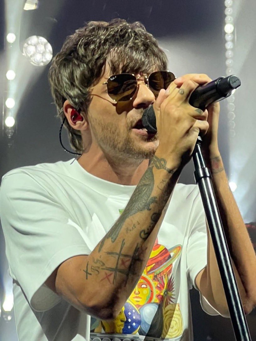 tdefenseless28's tweet photo. Atlanta FITF Recap: “Definitely too dark for the shades but I’ll keep them on”; “As I walked out today & saw all your faces it honestly makes me really proud of what I’ve done”; “Even when I fook up you’re amazing. I love you all” after forgetting lyrics; Outro: Rolling Stones - You Can’t Always Get What You Want