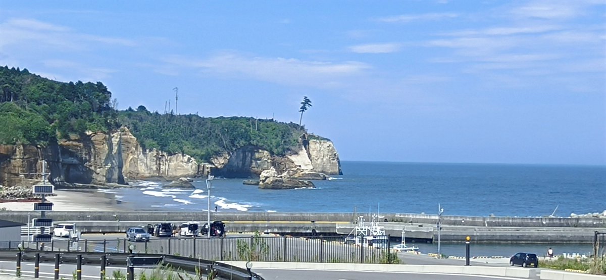 RYO_135's tweet photo. 今日は本当に暑いですね(；´Д｀)　最寄り駅近くの道路から撮りましたが、波も穏やかで綺麗でしたねー(*´ω`*) https://t.co/AQN8jSqT40