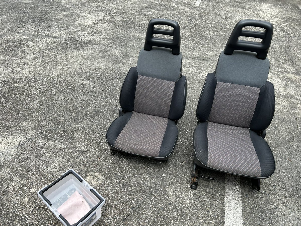 m_baja's tweet image. カーペットに隠れたサビ。拭いただけでは臭いが取れないシート。旧車道の洗礼を受けている…😑
#JA11V
#ジムニー