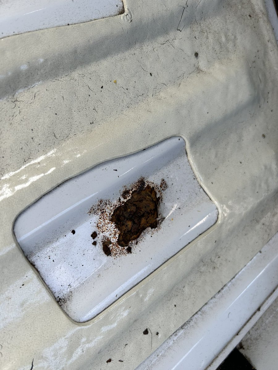 m_baja's tweet image. カーペットに隠れたサビ。拭いただけでは臭いが取れないシート。旧車道の洗礼を受けている…😑
#JA11V
#ジムニー