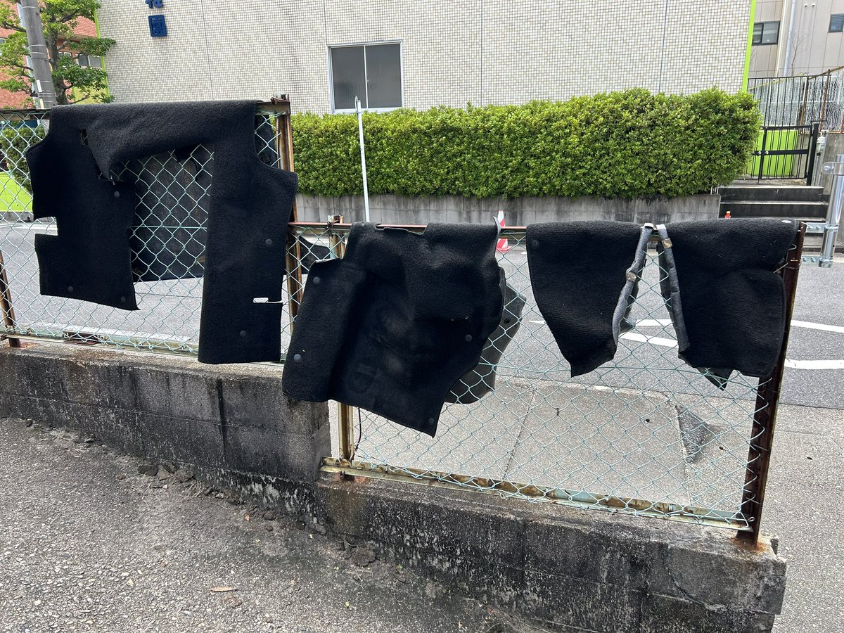 m_baja's tweet image. カーペットに隠れたサビ。拭いただけでは臭いが取れないシート。旧車道の洗礼を受けている…😑
#JA11V
#ジムニー