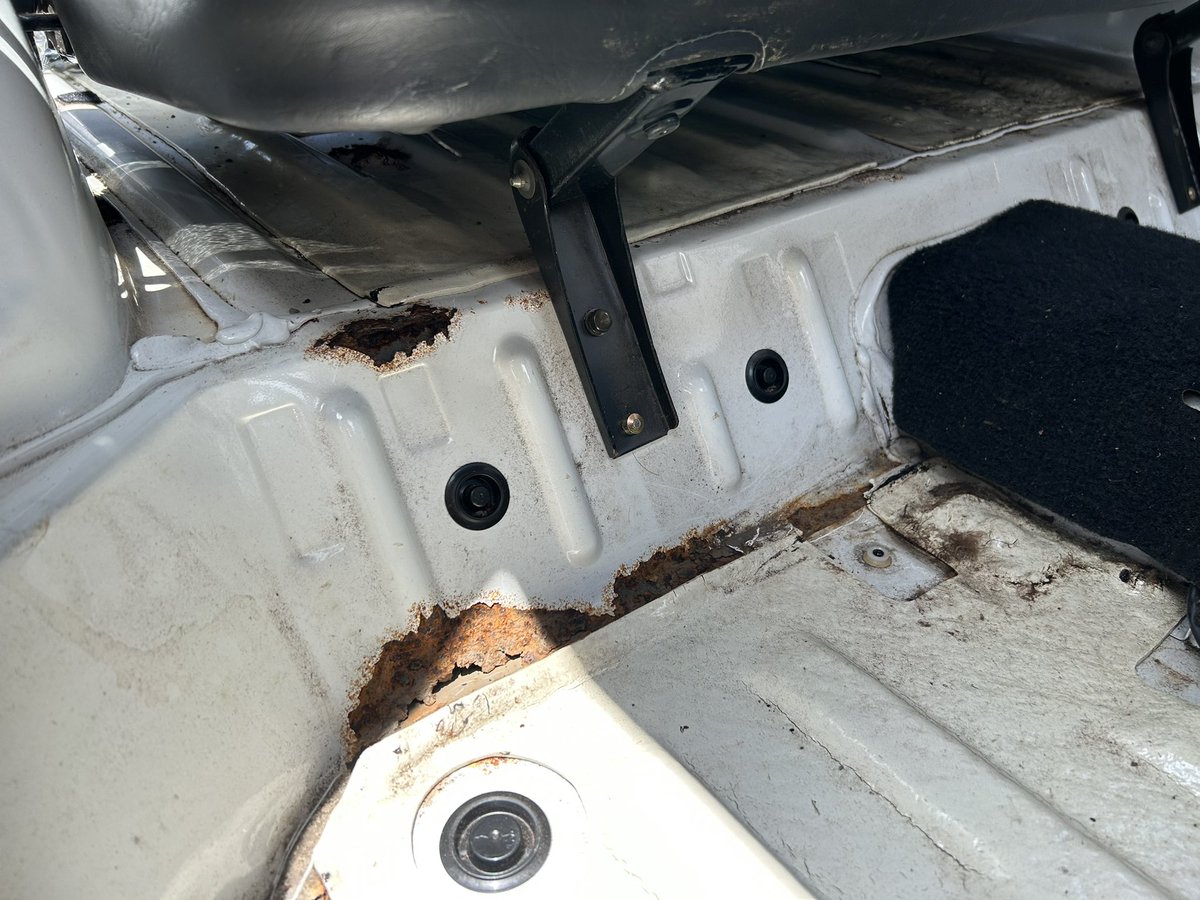 m_baja's tweet image. カーペットに隠れたサビ。拭いただけでは臭いが取れないシート。旧車道の洗礼を受けている…😑
#JA11V
#ジムニー