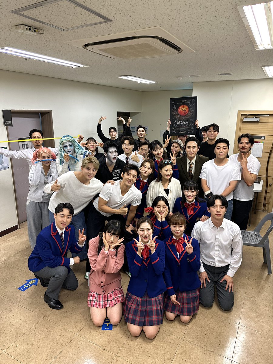 #뮤지컬 #데스노트

잠시 후, 대구 마지막 공연이 시작됩니다.

함께해주신 모든 관객분들에게 감사드립니다🙇🏻‍♀️

누군가 이 세상을 바로잡아야 한다
𝐌𝐔𝐒𝐈𝐂𝐀𝐋 𝐃𝐄𝐀𝐓𝐇 𝐍𝐎𝐓𝐄

2023.06.30 ~ 2023.07.16
#뮤지컬데스노트 #대구 #계명아트센터