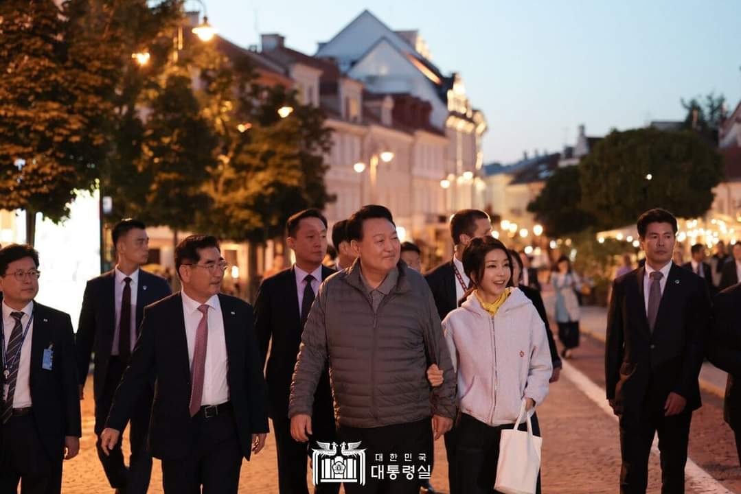 이탈리아 총리는 대홍수로 14명이 사망하자 예정된 일정을 취소하고 급히 귀국했습니다.

반면 윤석열 대통령은 40여명이 사망한 참사가 일어났음에도 예정된 일정을 오히려 더 늘리고 있습니다.

무책임, 무능력, 무지의 3무 정권입니다.