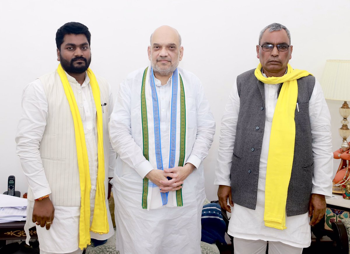 MediaHarshVT's tweet photo. मोदी जी के संसदीय क्षेत्र वाराणसी से योगी जी के क्षेत्र गोरखपुर तक का चुनावी ग���ित मोटाभाई ने ठीक कर लिया। #2024Election https://t.co/hL2pm0gwKr