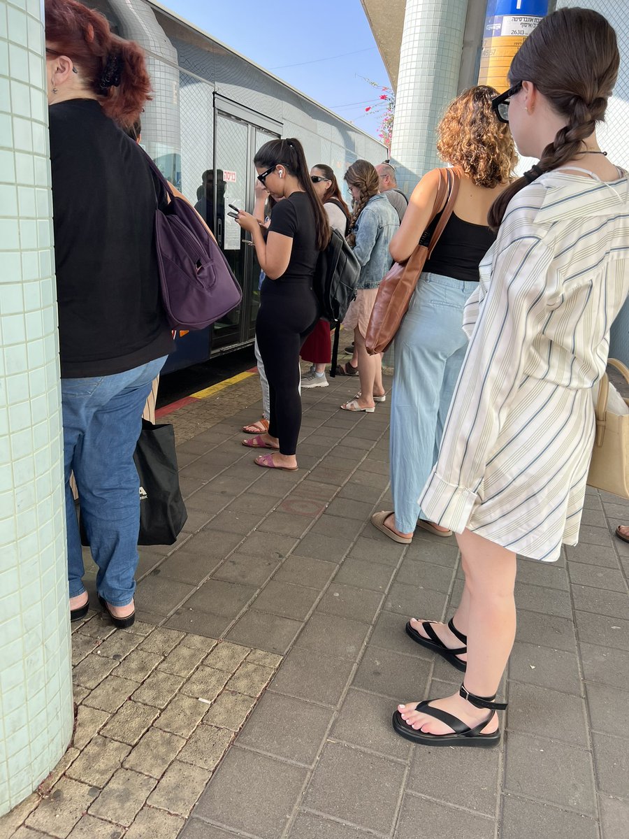 עכשיו כשכולנו סוף סוף מבינים את הסכנה בחשיפה לשמש (?!?) - הנה חוויה יום יומית בבוקר בדרך לעבודה. רק רוצים צל. לא שייט בכנרת.