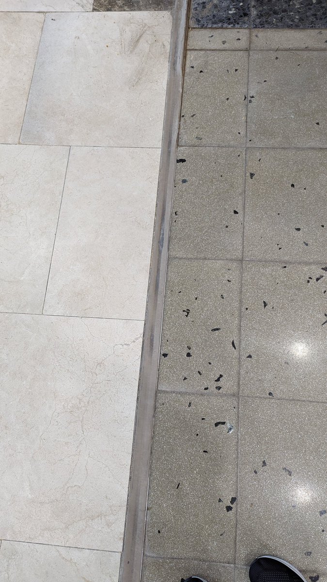 lucasrotelavila's tweet photo. A quién se le ocurrió en Unicenter cambiar el piso por esa cosa horrible? https://t.co/OuQHNeAbUw