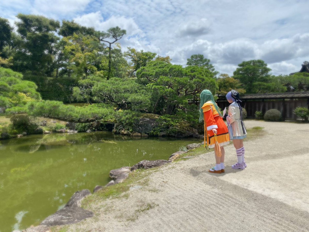 omuromusume's tweet photo. 皆様こんにちは！
本日もやっぱり暑いです！！暑すぎて日よけ対策しながら散策しています！和傘をさしてみたりしていますが、いかがでしょうか？（そして池の鯉がうらやましい写真も添えて）
#仁和寺 #御室ムスメ #リアムス #ムロムス https://t.co/wxF4F0vtqf