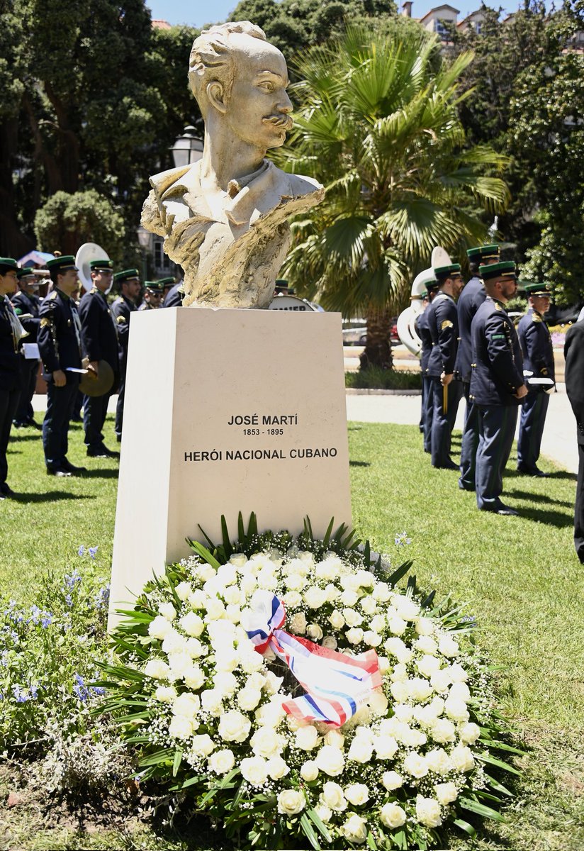 En medio de estos días que han sido intensos y a la vez de tanto cariño hacia #Cuba, quiero agradecer al escultor cubano Andrés González, quien donó el busto de Martí que develamos en la Plaza de la Alegría de Lisboa. El Apóstol sigue uniendo las voluntades de los buenos cubanos.
