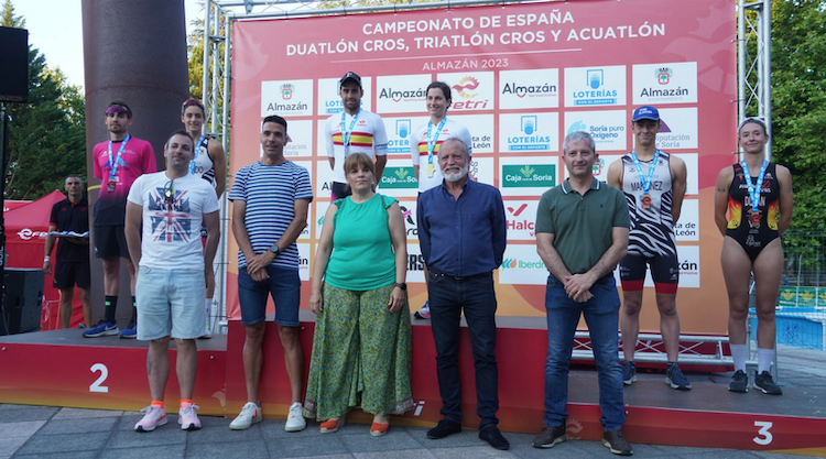 Kevin <a href="/KevinTarek/">Kevin Viñuela 🦁</a>  Tarek y Gemma Llabrés campeones de España de Acuatlon triatlonchannel.com/2023/07/16/kev…