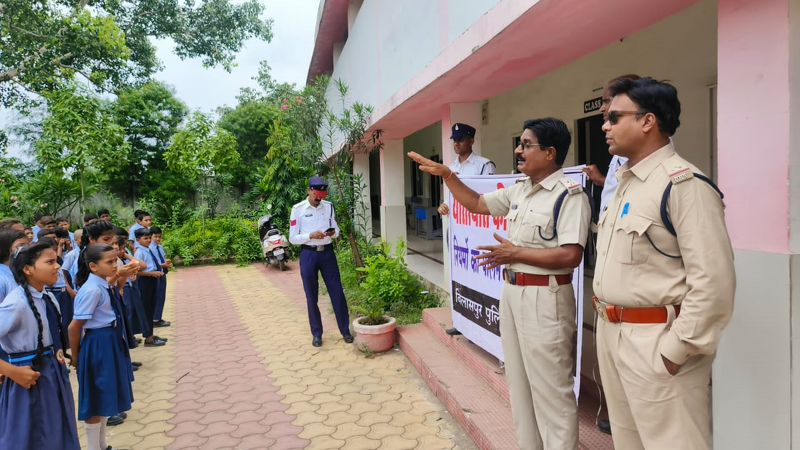 sankrantimedia's tweet photo. बिलासपुर-छत्तीसगढ़:- छत्तीसगढ़ प्रदेश के न्यायधानी बिलासपुर में स्कूली बच्चों के सुरक्षित तरीके से आनें-जानें के लिए जिला शिक्षा अधिकारी द्वारा जिले के सभी बीईओ और प्राचार्यों के लिए निर्देश जारी कियागया है।

इस निर्देश में जिले के सभी संस्था में जो

https://t.co/WjbpwF3BQk https://t.co/PaC5o4Ux2K