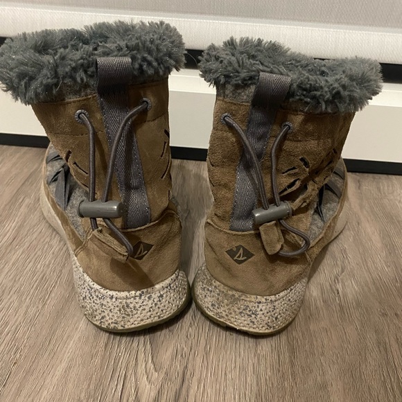 Ladygm609's tweet photo. So good I had to share! Check out all the items I'm loving on @Poshmarkapp #poshmark #fashion #style #shopmycloset #freepeople #meettheposher #sperry: https://t.co/ZdleHAMd99 https://t.co/MpPVUXy3Ps