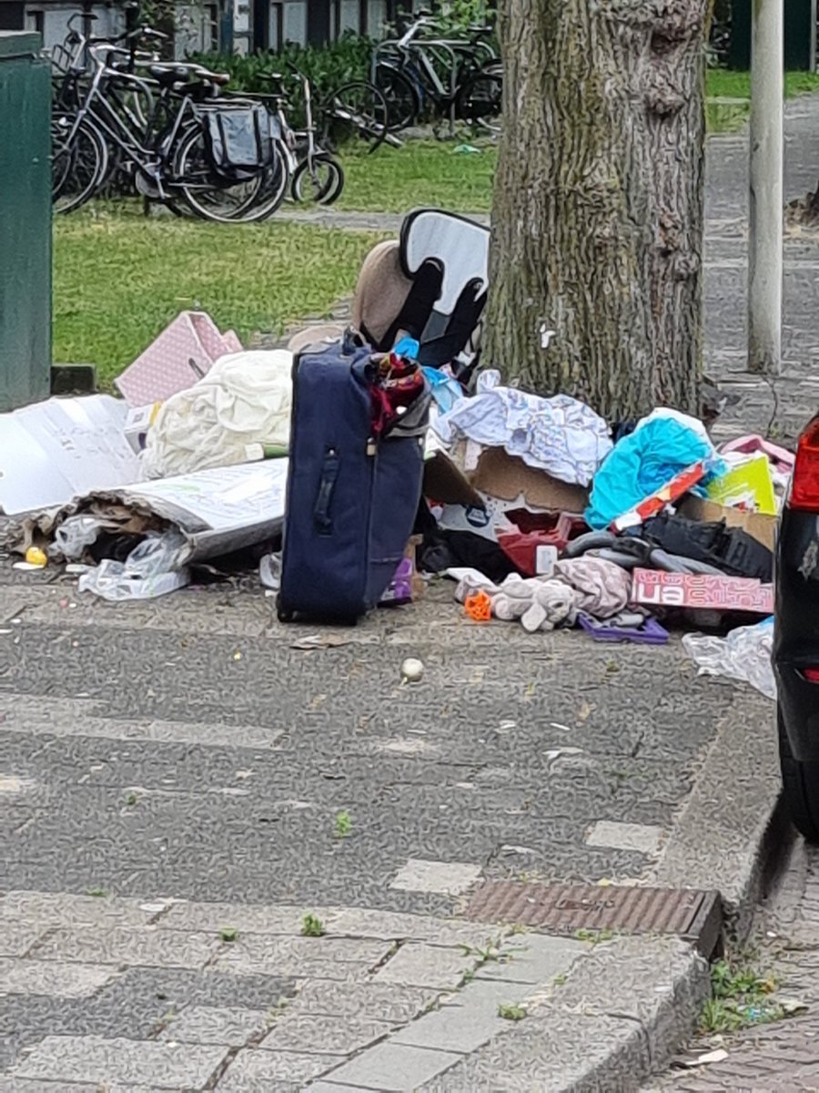 Goedemorgen .... een vroeg rondje door de wijk ... en dan zie je dit ... is dat nu ik moet er van af dus gooi maar neer mentaliteit ? Nee het past niet in de container ... bel grof vuil  of breng het weg ... is gratis hé. #Vrederust #vuilnis #DenHaag
