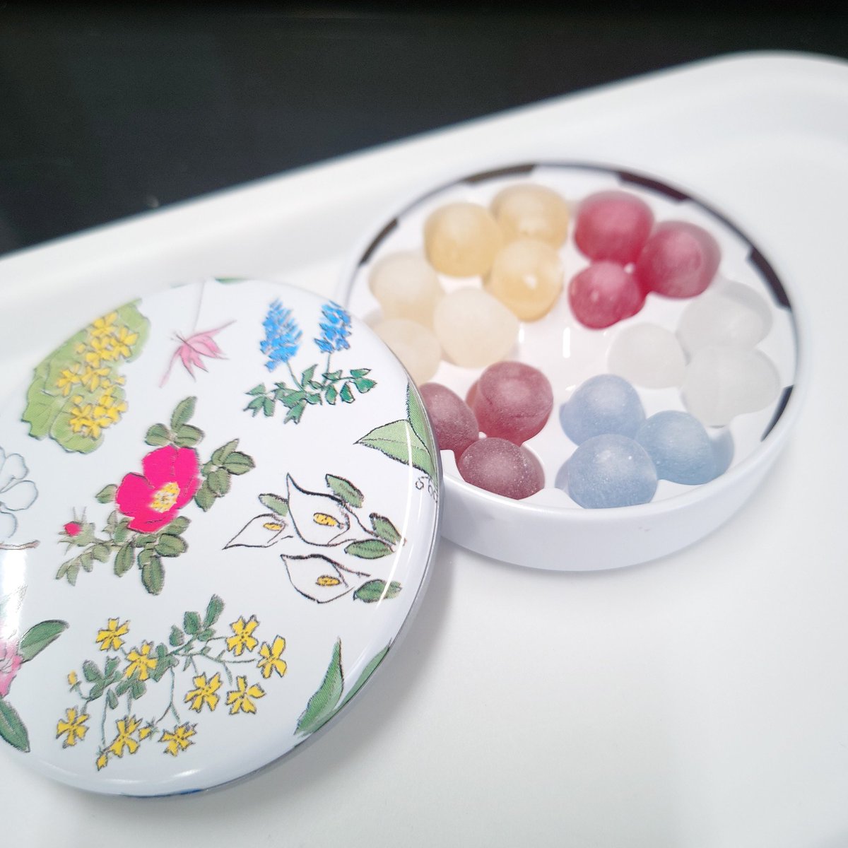 ゆずっこちゃんから頂いた北海道のおみやげ。北海道でしか買えない六花亭の貴重な「六花のつゆ」砂糖菓子ボンボン。あぁなんてキレイ✨→金曜日、せっかくだから同僚と感謝しながら愛でて＆味わって楽しんだ💕ウイスキーとワインのボンボンはリキュール感強め…仕事中におやつにしたことは内緒～(笑)
