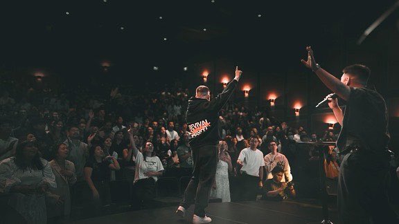 CraveChurch's tweet photo. Only God can take a regular Wednesday night in Vancouver &amp; turn it into a powerful one! If only 1 soul would’ve been saved, the ENTIRE night would have been worth it. Over 200+ PEOPLE not only receiving salvation in Jesus Christ, but they took a stand PUBLICLY to do so. 😭🙌🏼 https://t.co/bD5bPnC8xw
