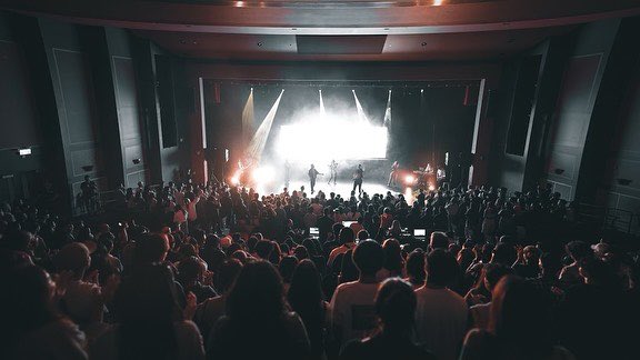 CraveChurch's tweet photo. Only God can take a regular Wednesday night in Vancouver &amp; turn it into a powerful one! If only 1 soul would’ve been saved, the ENTIRE night would have been worth it. Over 200+ PEOPLE not only receiving salvation in Jesus Christ, but they took a stand PUBLICLY to do so. 😭🙌🏼 https://t.co/bD5bPnC8xw