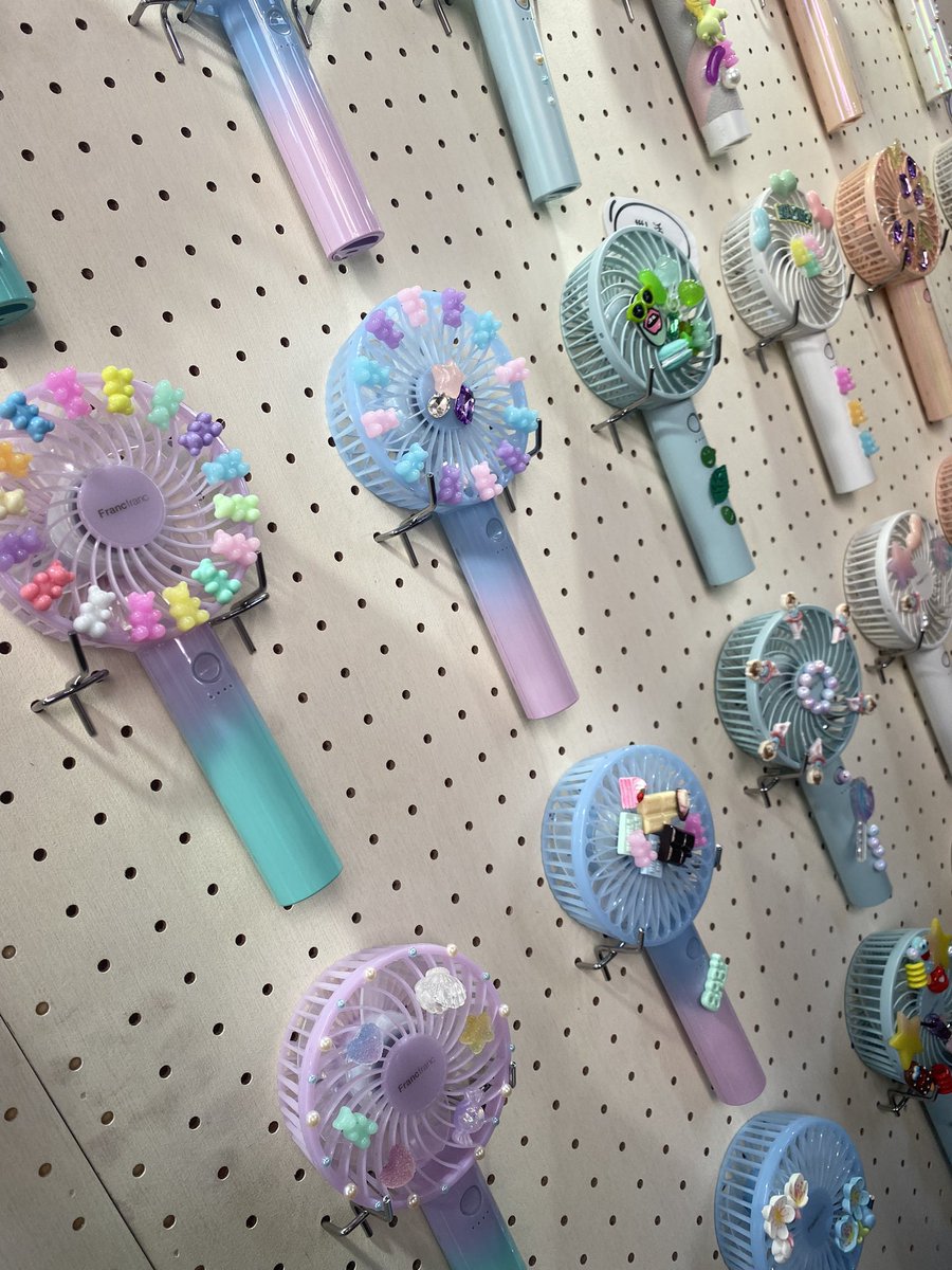 m_l_n_sd's tweet photo. Francfrancのハンディファン✨
前から可愛いって思ってたけどデコるって発想やばい!かわいすぎる😭💓#DECOLABO https://t.co/lLWuEzFiUR