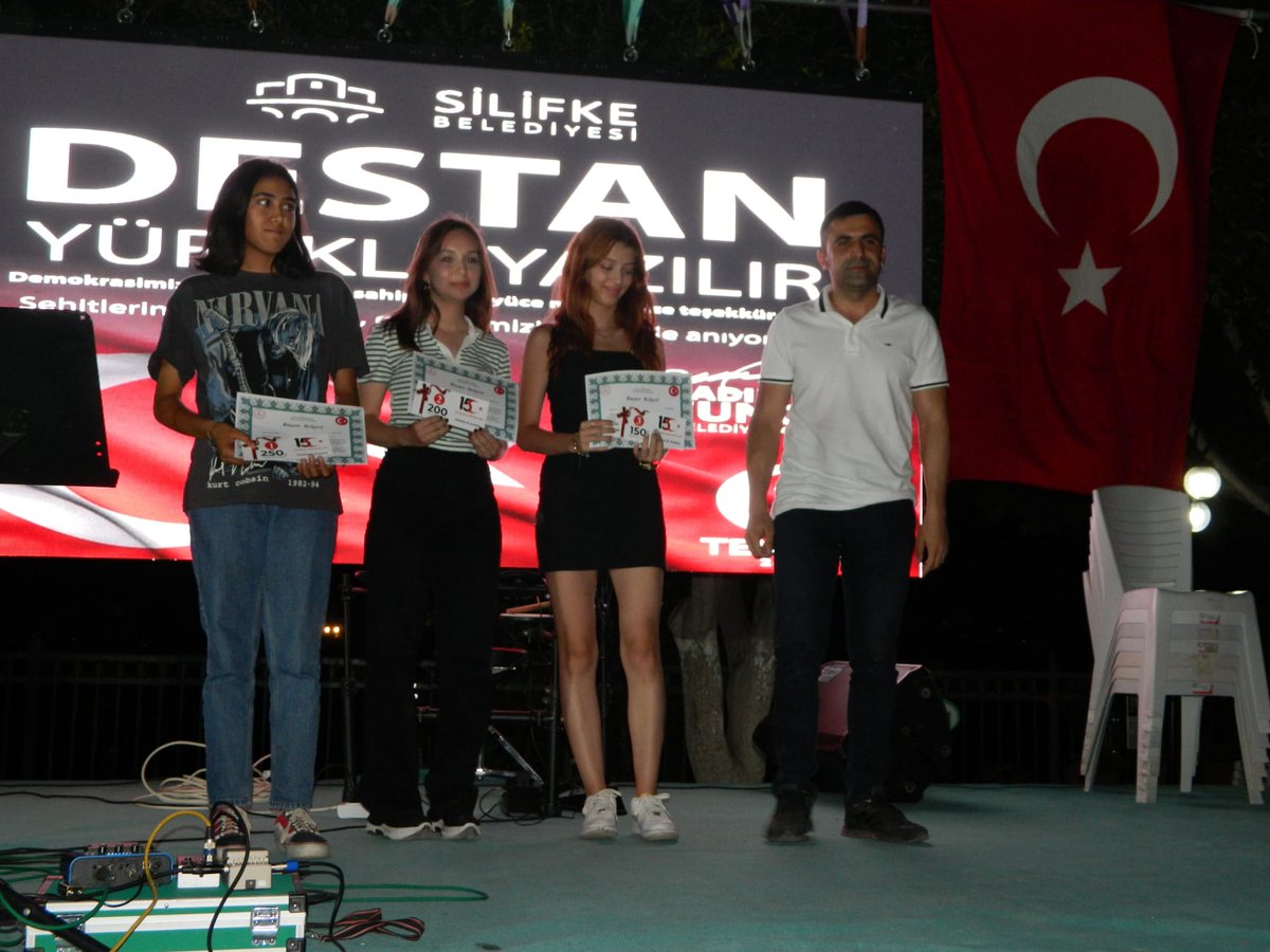AtayurtGazi's tweet photo. 15 Temmuz Demokrasi ve Milli Birlik Günü resim yarışmasında 1. olan öğrencimiz Emine K. ve ailesini tebrik ederiz, emeği geçenlere teşekkür ederiz. Etkinliklere katılan herkese teşekkür ederiz. https://t.co/L7b76ve3D2