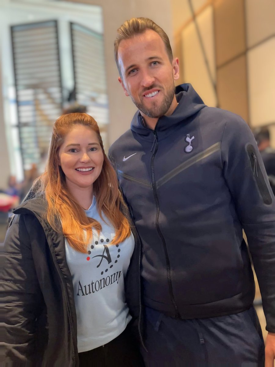 in_reverie's tweet photo. Didn’t like my shadowy selfie with Harry last night so went back for more!

Also got to meet Mile, Ryan, and our newest recruit Guglielmo

Still yet to meet Ange, Maddison and Son on this trip 😥

#spurs #harrykane #ozspurs #ryanmason #milejedinek #GuglielmoVicario https://t.co/VcgIrqLW9w